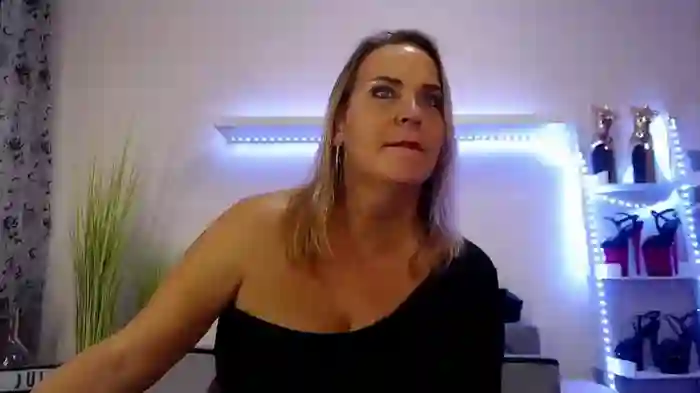 2025/11/11/bongacams-juliapink-23-17-23