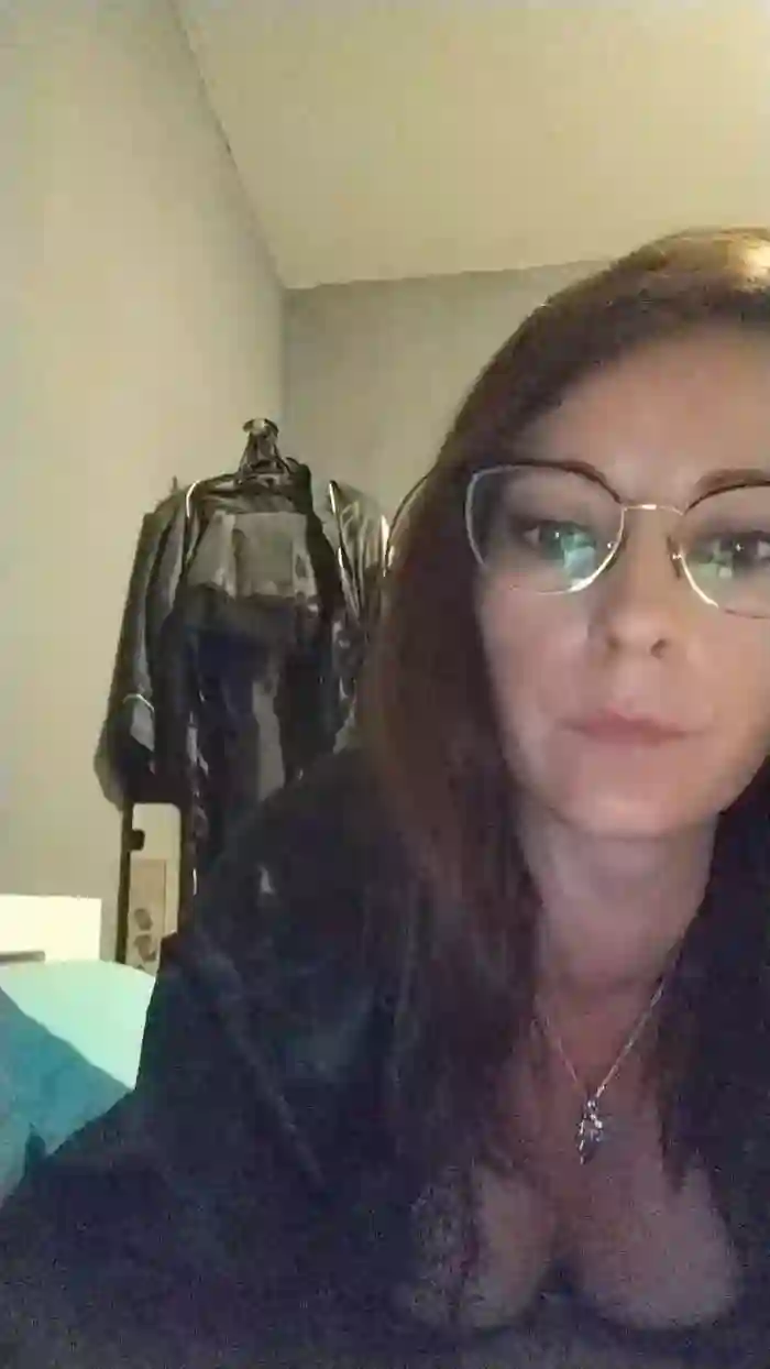 2025/06/06/cam4-juliannachaude-00-07-29