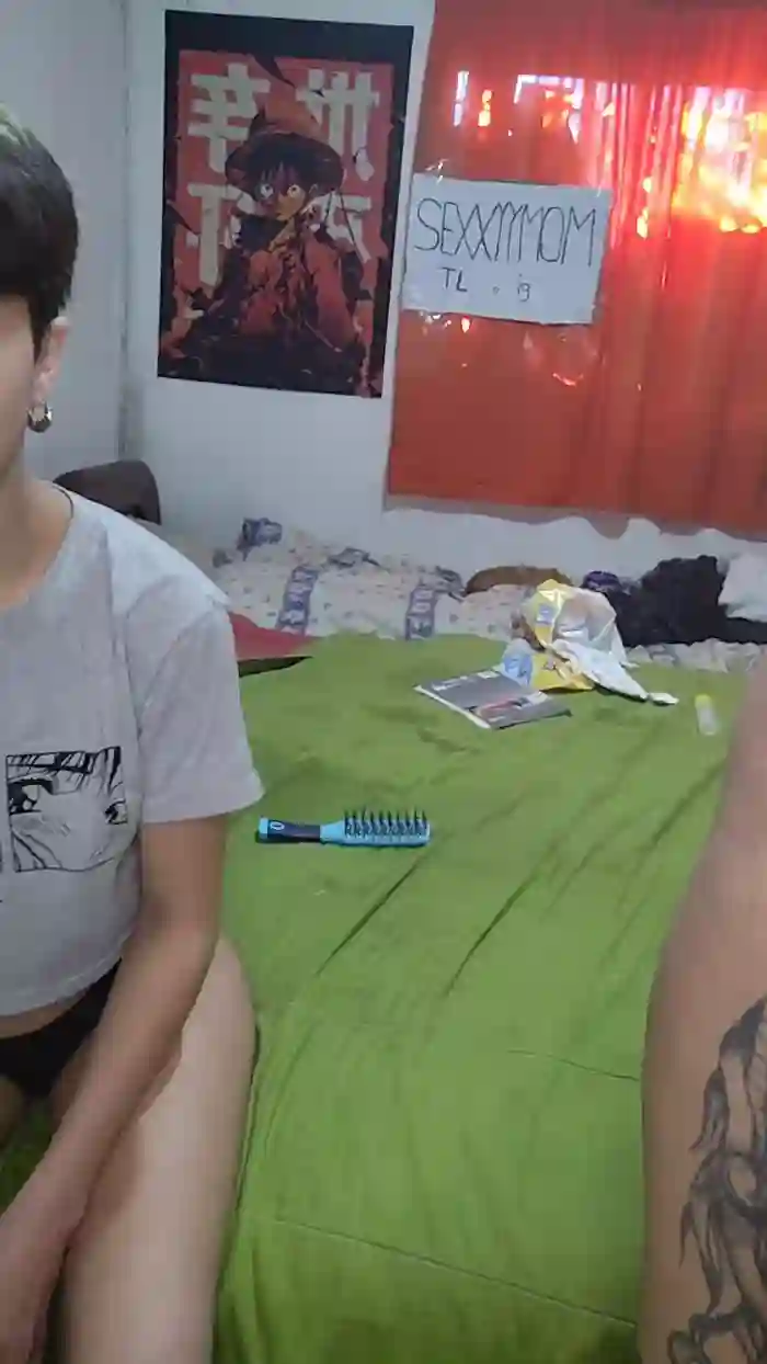 2025/08/23/cam4-sexxyymom-19-36-58