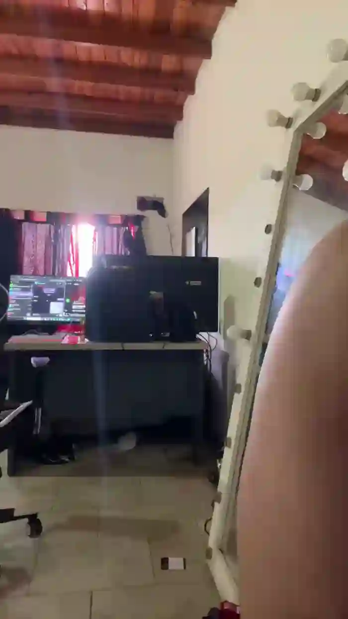 2025/09/03/cam4-leila207-19-09-55