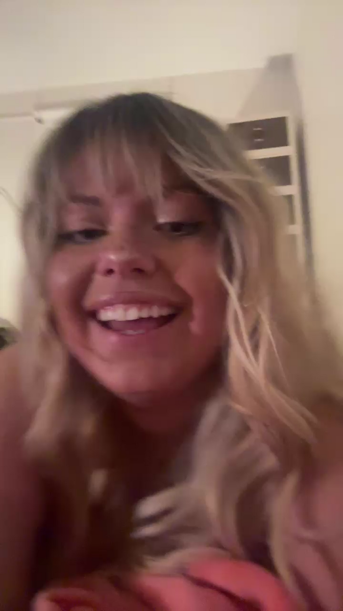 curvyyyellie