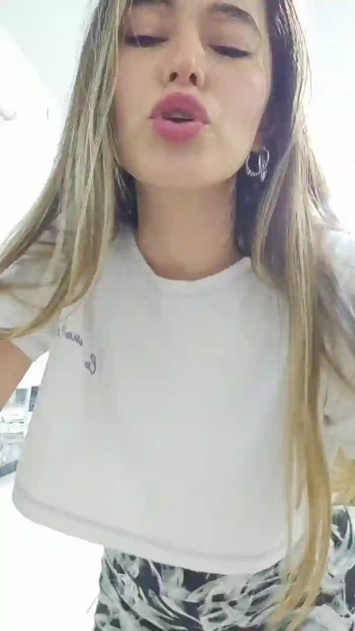 2025/10/05/cam4-larasosa-01-51-12