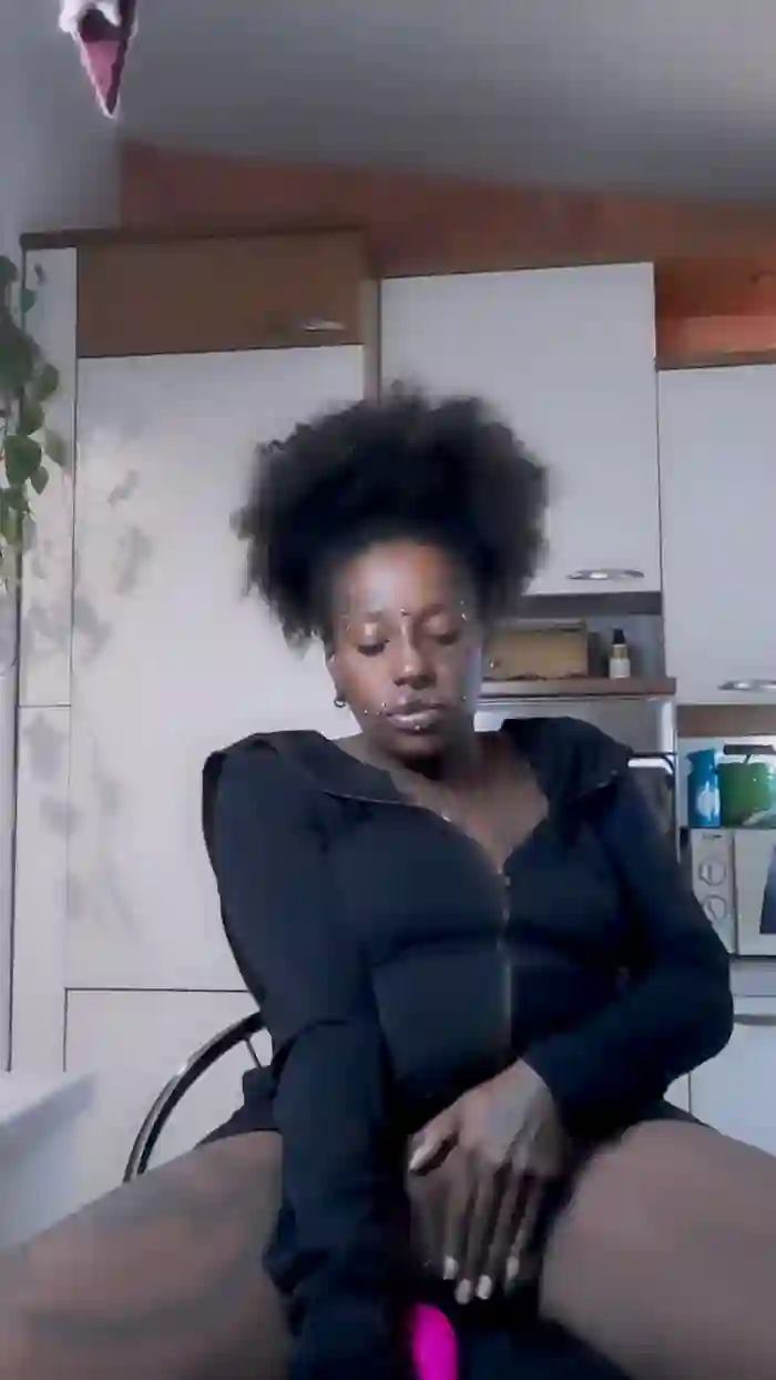 2025/10/12/cam4-blackwitchsg-00-58-14