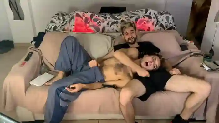 2025/10/15/cam4-guilleyleo-04-36-15