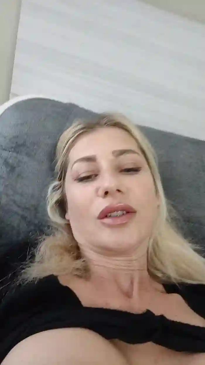 2025/10/15/cam4-evakisimovareal-08-04-22