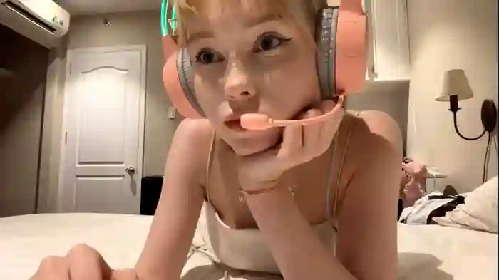 2025/06/06/chaturbate-maudhendry-17-32-08