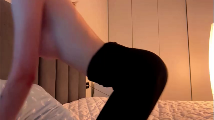 ellie_hollow