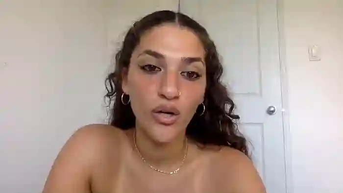 2025/08/13/chaturbate-emmababy2322-19-35-28