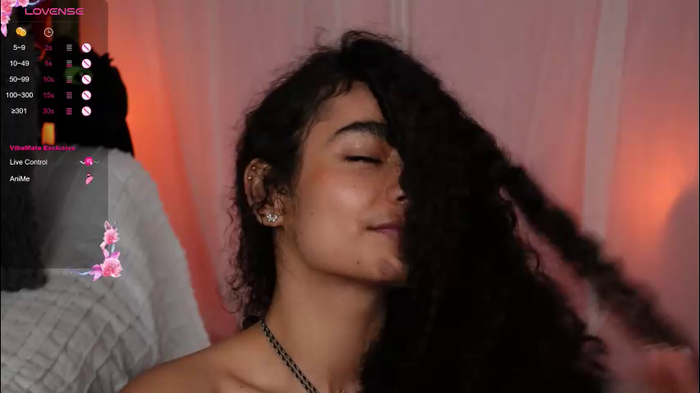 vicky_curly