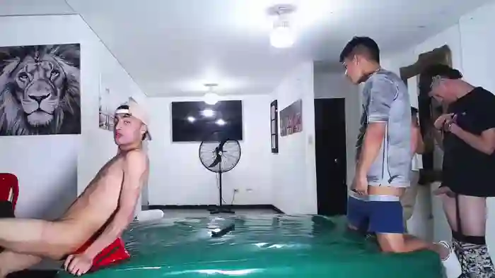 2025/08/21/chaturbate-benz_boys-14-08-14
