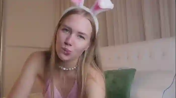 2025/09/27/chaturbate-roxanelan-14-04-39