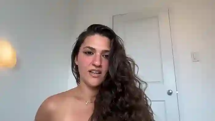 2025/10/15/chaturbate-emmababy2322-18-30-50