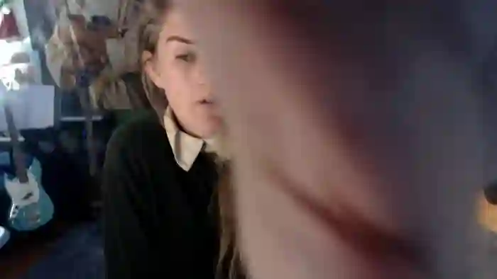 2025/10/15/chaturbate-katiecutie_5-04-37-25