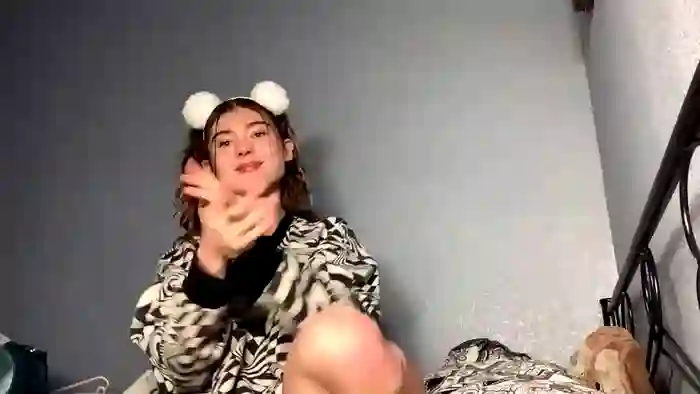 2025/10/21/chaturbate-lil_luca-08-27-14