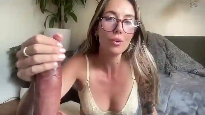 2025/10/22/chaturbate-taylorslittlekingdom-01-52-18