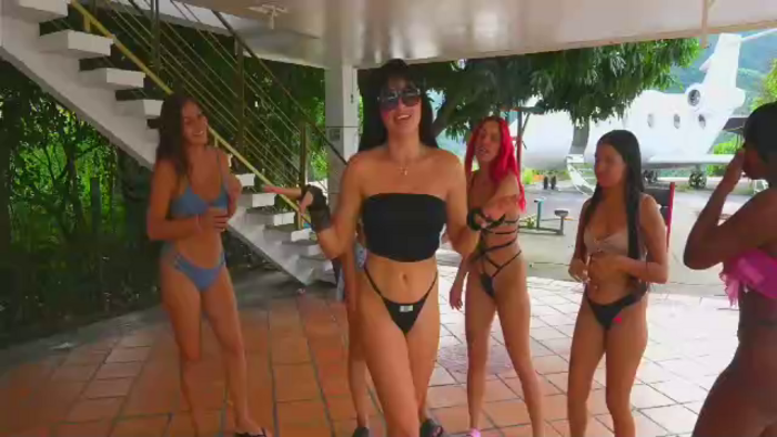 mansion-girls