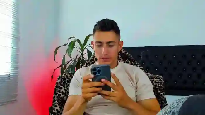 2025/08/06/flirt4free-zach-price-12-17-50