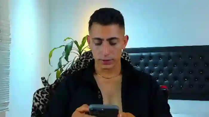 2025/08/11/flirt4free-zach-price-08-19-00