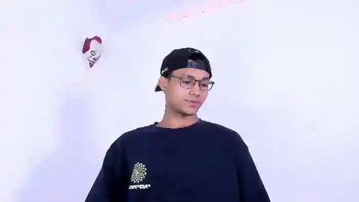 2025/08/14/flirt4free-val-halla-04-01-37