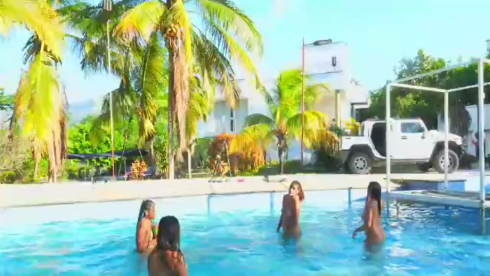 mansion-girls