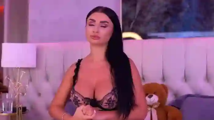2025/09/18/flirt4free-isabelle-hunt-08-02-04