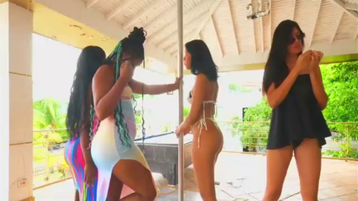 mansion-girls