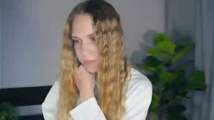 2025/10/19/flirt4free-valarie-mcginister-20-16-36