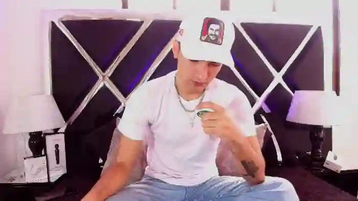 2025/10/27/flirt4free-yoggi-aron-17-20-33