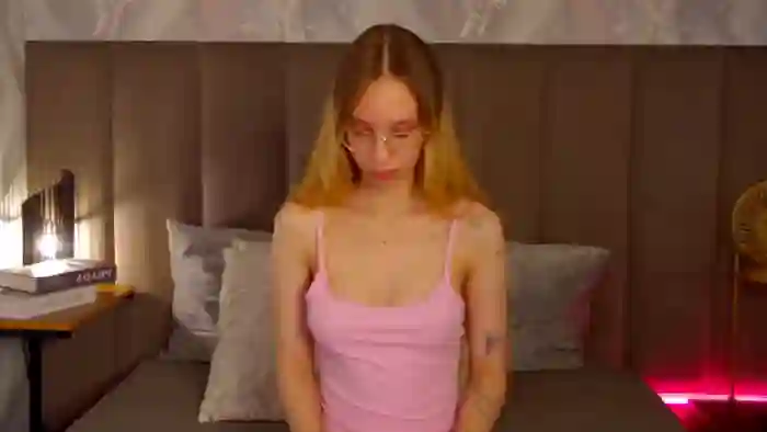 2025/10/28/flirt4free-lina-lewitt-17-28-22