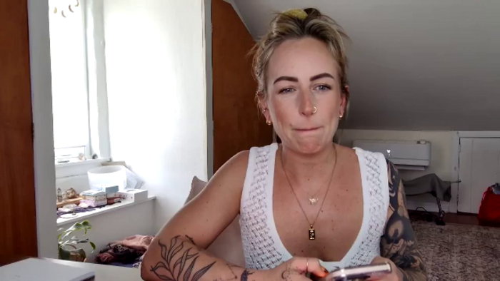 Lena_bee