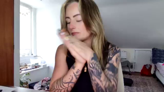 Lena_bee
