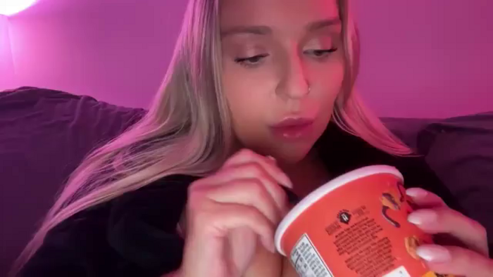 KissMyTitsPls