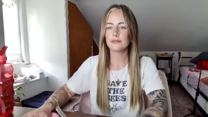Lena_bee