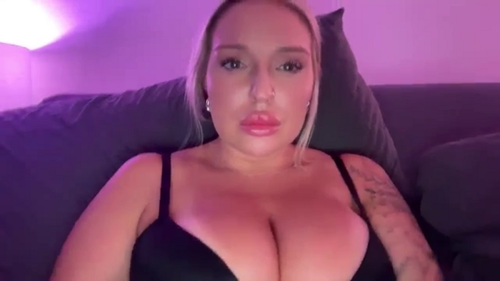 KissMyTitsPls