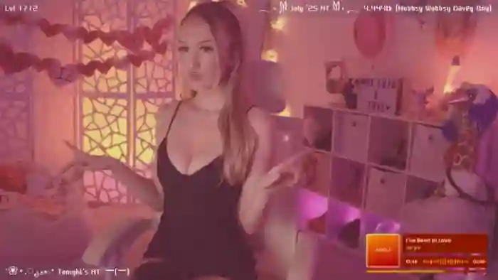 2025/07/25/mfc-oliviaxfaye-03-06-04