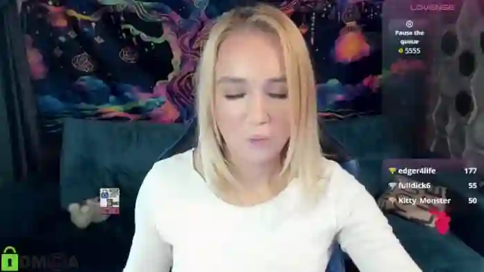 2025/10/27/mfc-queenblondee-12-17-04