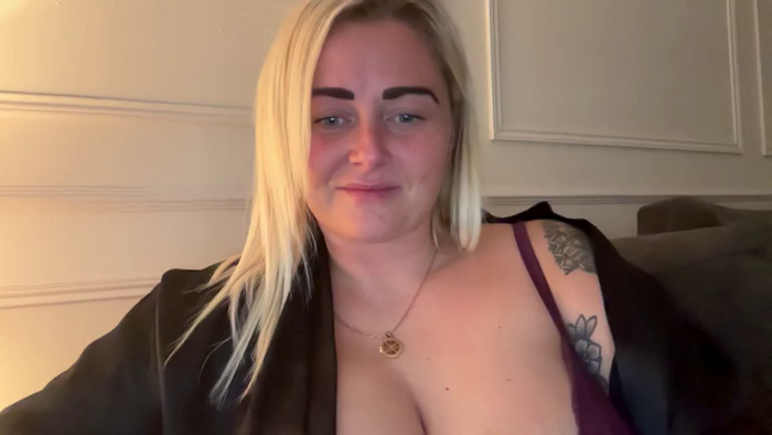 Busty_Lucy_UK