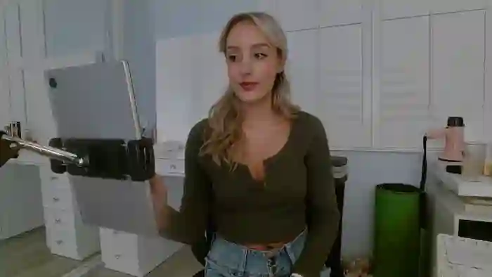 2025/09/10/streamate-daynaknight702-00-36-05