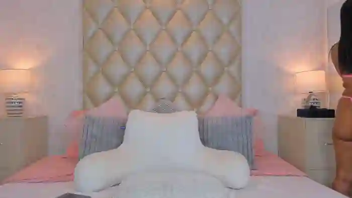 2025/10/24/streamate-miaacaastro-19-52-36