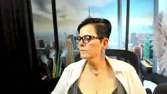 2025/10/28/streamate-mollysun-20-46-00