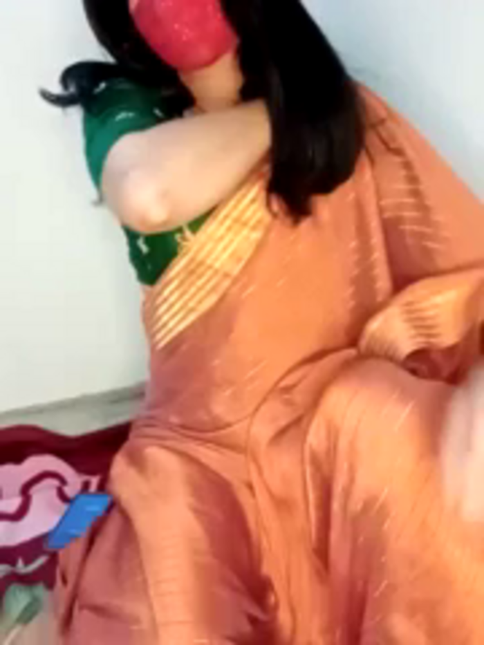 SEXY-nidhi-sharma