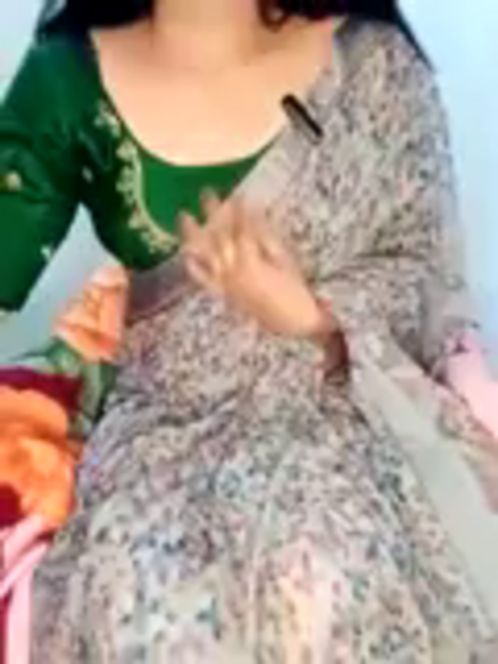 SEXY-nidhi-sharma