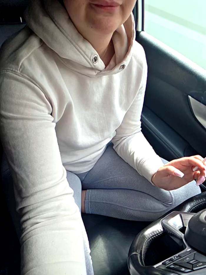 YoungHotMom_