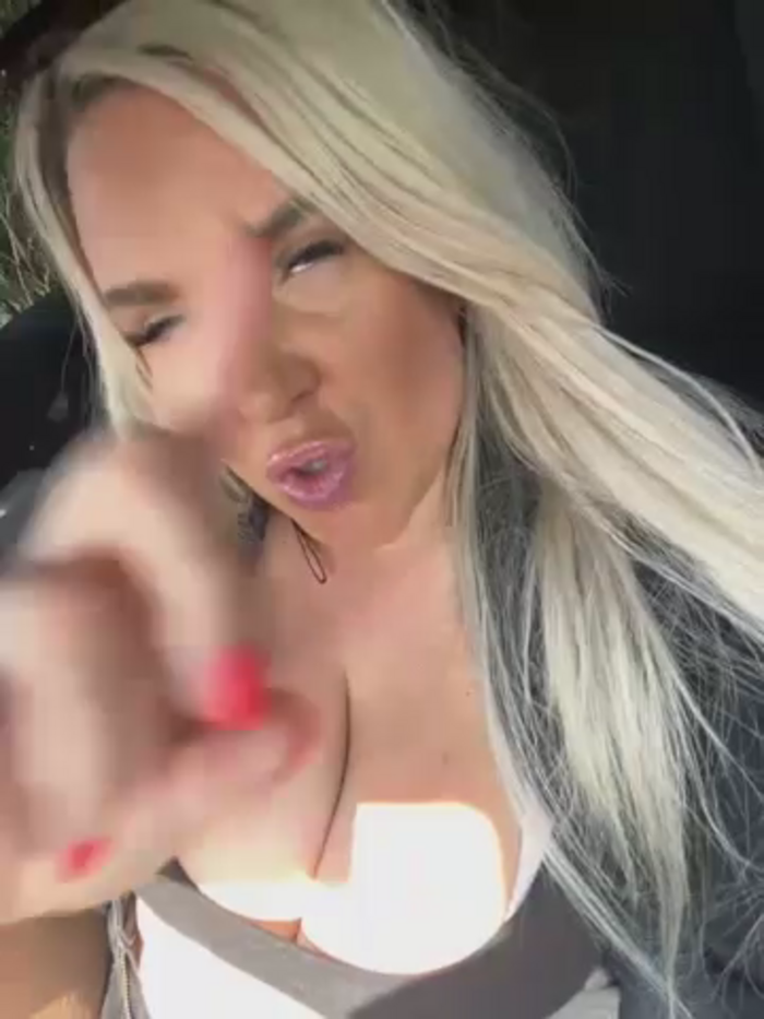 Bustyblondebabe32