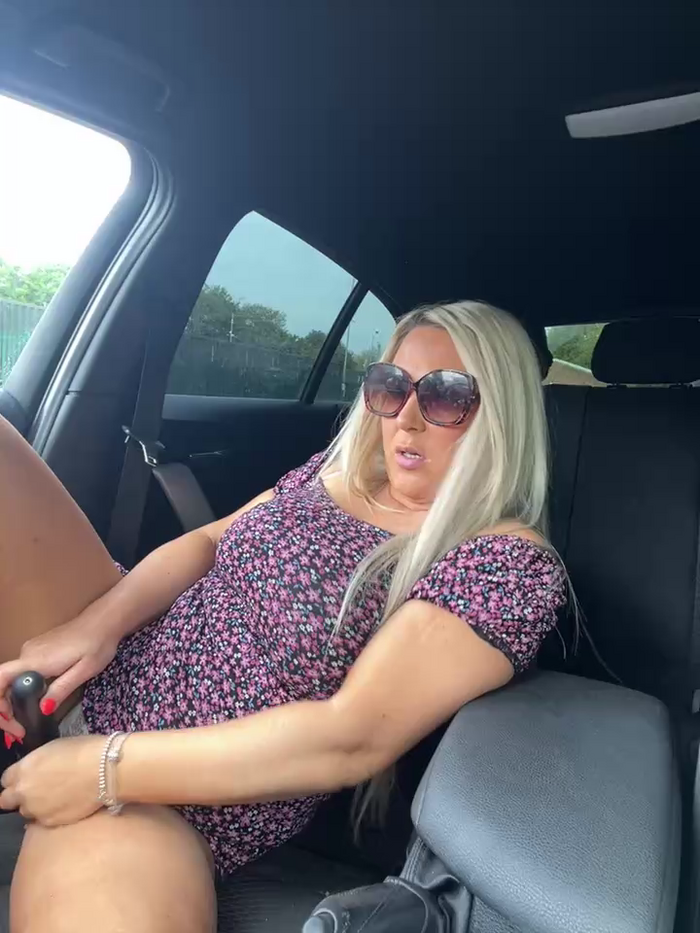 Bustyblondebabe32