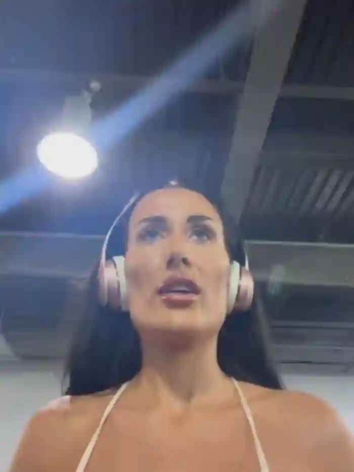 2025/05/05/stripchat-uksydneyfox-12-15-08