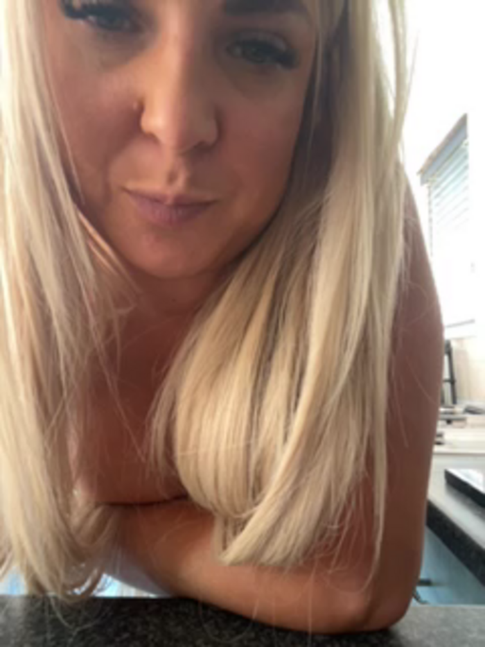 Bustyblondebabe32