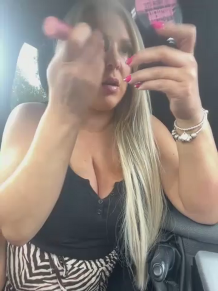 Bustyblondebabe32