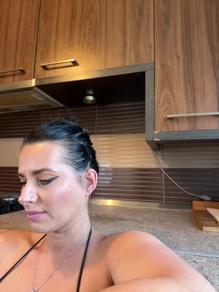 Hotmomcheckk_