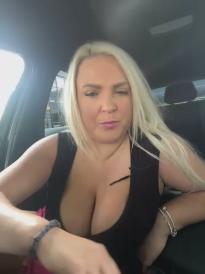 Bustyblondebabe32